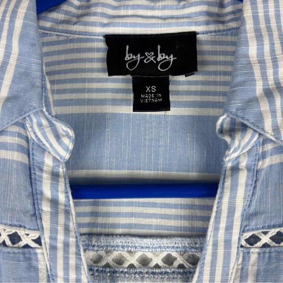 By & By Top Womens Size XS Beautiful 100% Cotton Blouse Lightweight Breezy - Picture 5 of 9